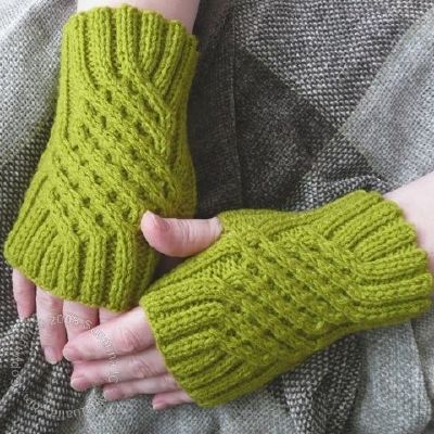 Swirling Gauntlets by Susanna IC, free pattern, photo © ArtQualia